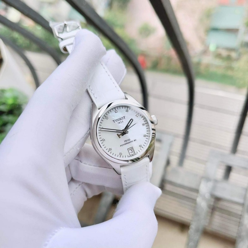 Vỏ của chiếc đồng hồ được chế tạo từ thép không gỉ 316L