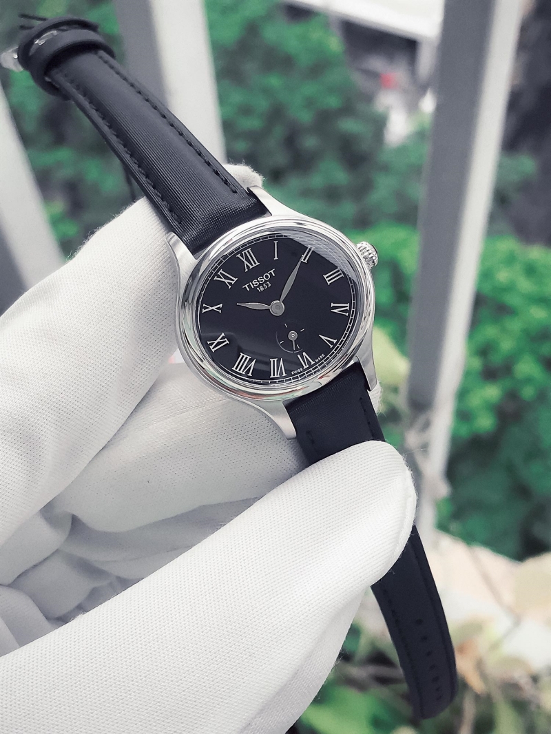 Tissot T103.110.17.053.00 với tổng thể tone màu mát sang trọng và quyến rũ