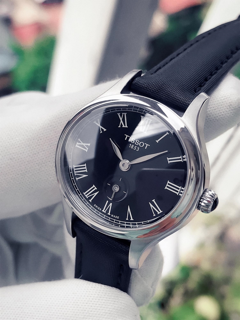 Các cọc số La Mã nổi bật trên nền dial đen của Tissot T103.110.17.053.00