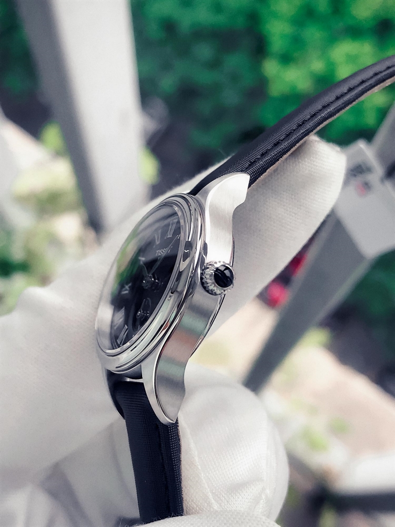 Núm chỉnh cách điệu đem lại sự nổi bật của mẫu Tissot Bella Ora