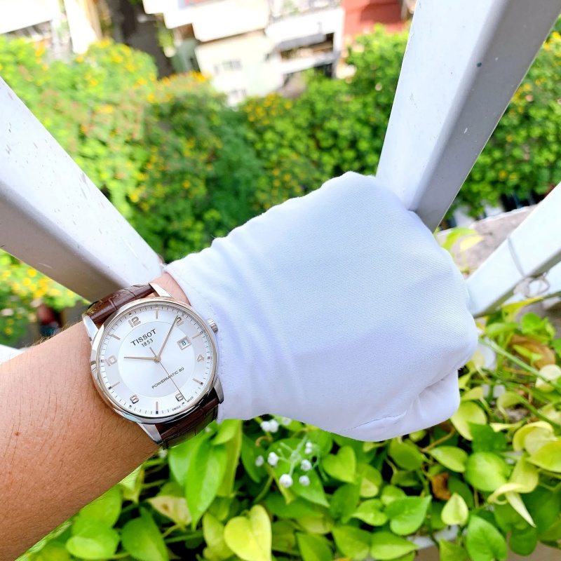 Với dây đeo da bò vân cá sấu màu nâu mang đậm phong cách nam tính