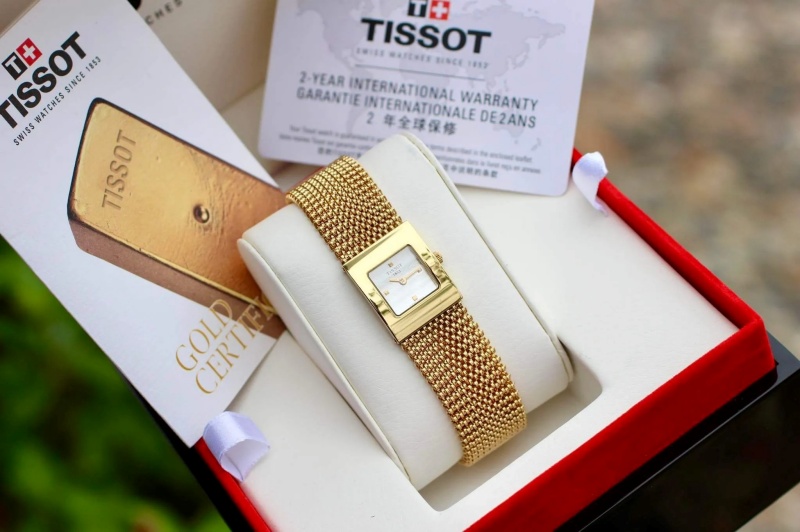 Chiếc đồng hồ này sử dụng Vàng nguyên khối 18k