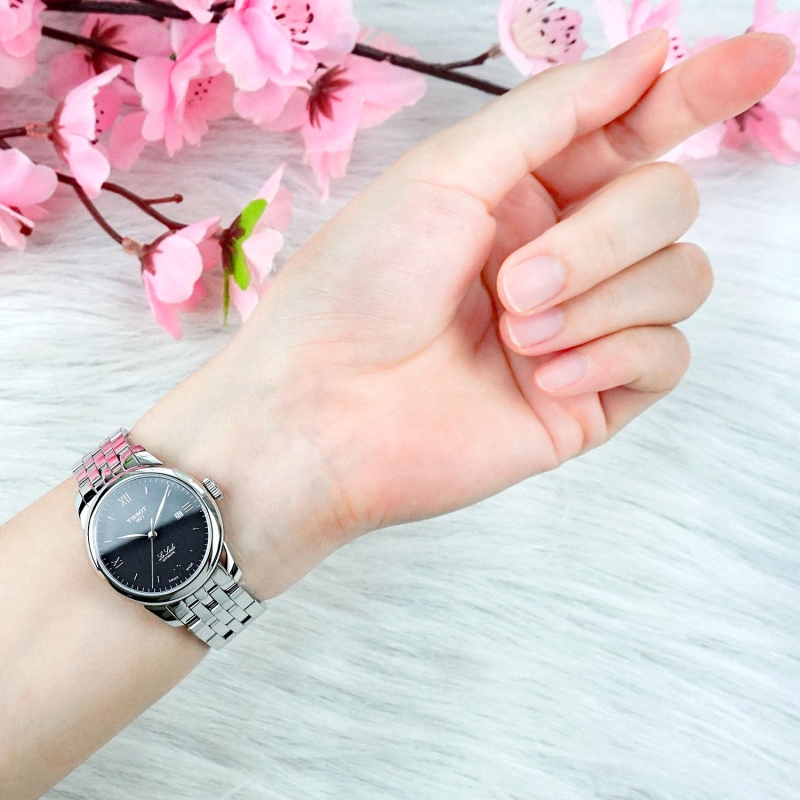 T006.207.11.058.00 phù hợp với cổ tay nhỏ mà vẫn tạo điểm nhấn sang trọng và lịch lãm