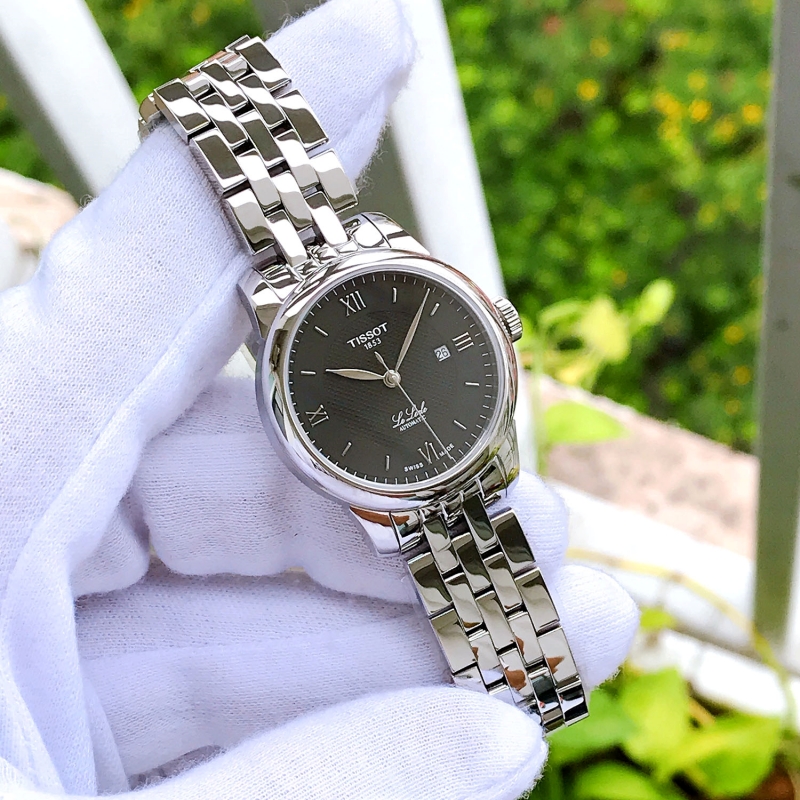TISSOT T006.207.11.058.00 là sự kết hợp hoàn hảo giữa thiết kế đẳng cấp và chất liệu cao cấp