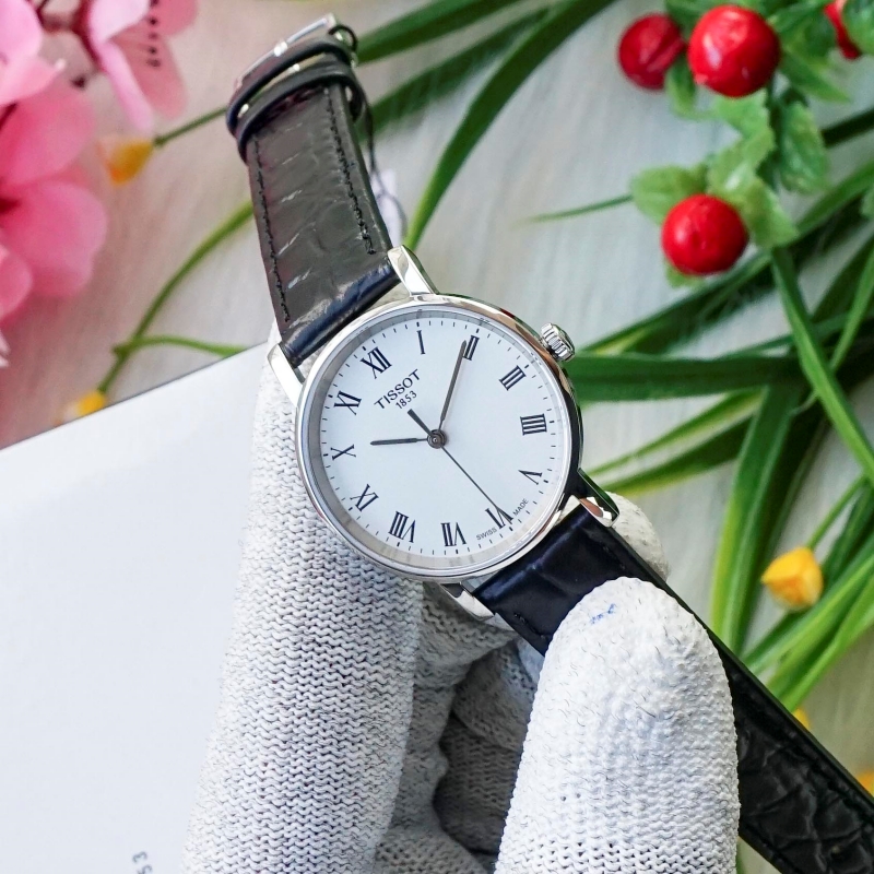 Thiết kế đặc trưng của dòng Everytime được thể hiện trên Tissot T109.210.16.033.00
