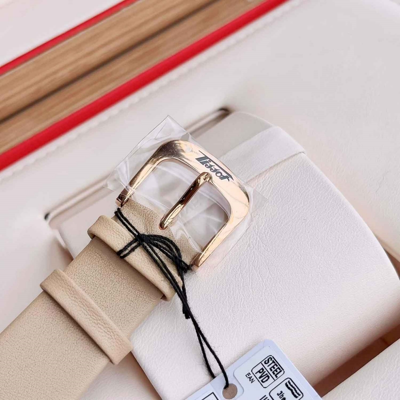 Điểm đặc biệt của Tissot T118.410.36.277.01 là cách phối màu mạ vàng hồng với dây da màu kem đi kèm khóa cài tiện lợi