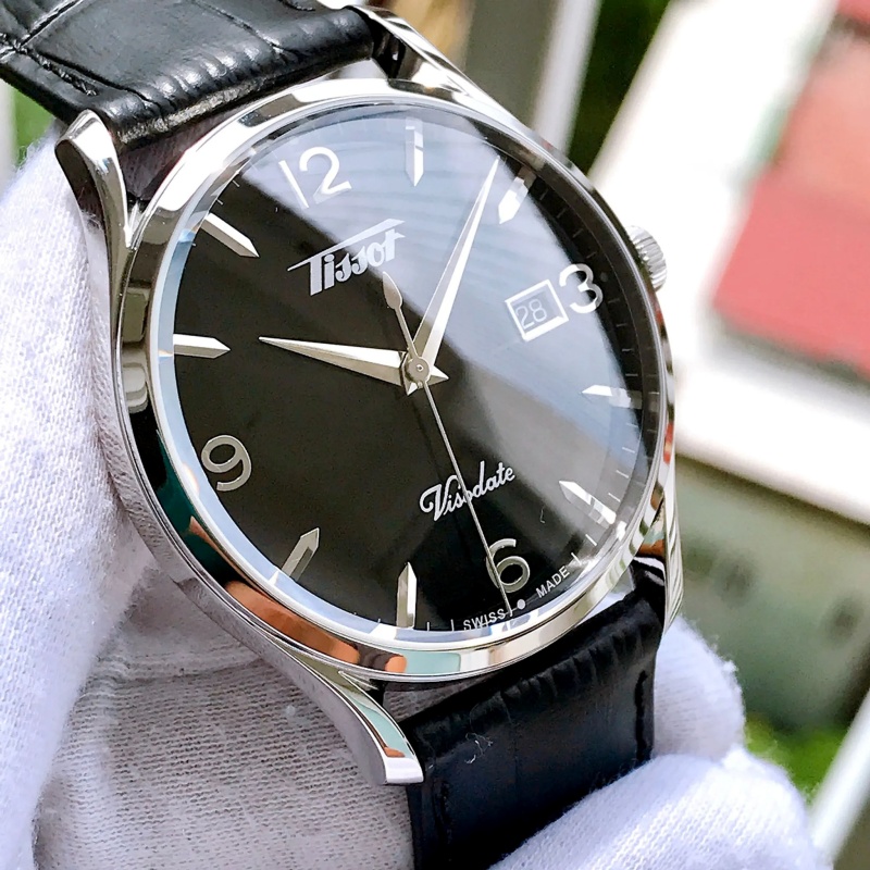Thiết kế tinh tế và sang trọng thể hiện vẻ đẹp độc đáo qua mặt số đen huyền bí