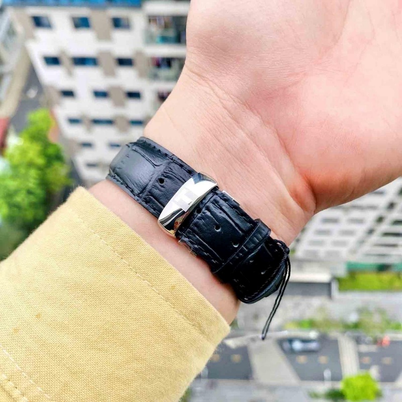 Dây đeo làm từ da cá sấu, với vân da tinh tế và các chi tiết chỉ may tinh xảo