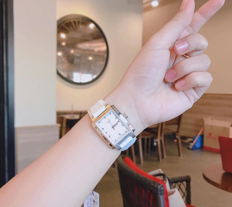 Khả năng chống nước mạnh mẽ này giúp bảo vệ đồng hồ