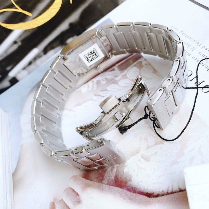 Đồng hồ loại máy Quartz được biết đến với độ chính xác cao.