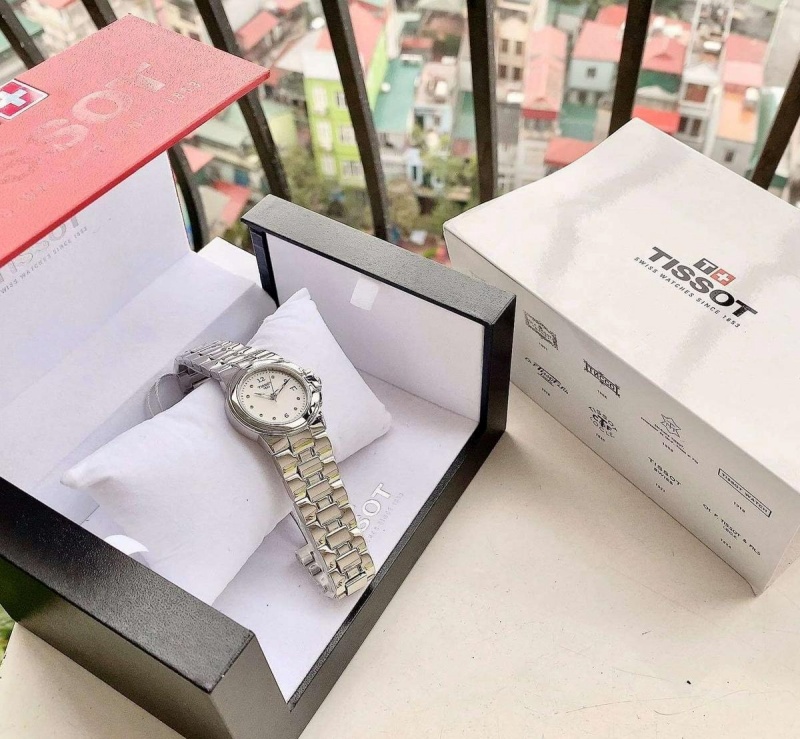Chiếc đồng hồ tỏa sáng và thu hút ánh nhìn từ mọi góc độ