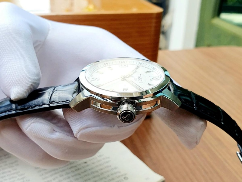 Núm vặn có thương hiệu Tissot làm tăng thêm tính thẩm mỹ của đồng hồ