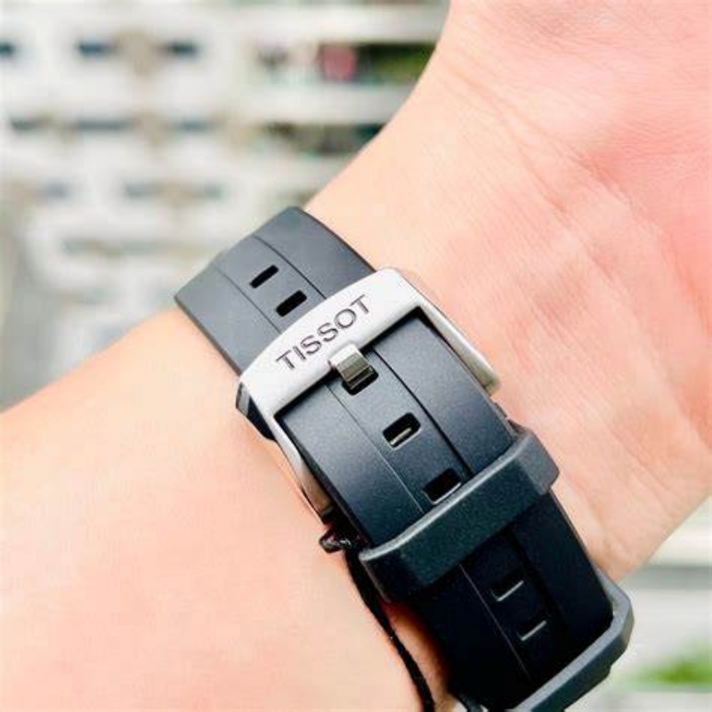 Khóa gập được thiết kế chắc chắn và dễ sử dụng, giúp đảm bảo an toàn cho chiếc đồng hồ khi đeo