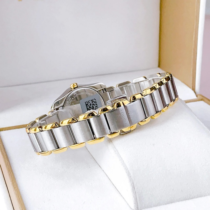sự kết hợp giữa đường viền dây màu vàng gold làm tăng thêm phần quý phái