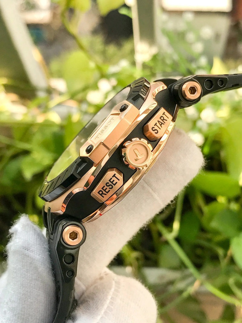 Bezel mạ PVD vàng hồng làm nổi bật chiếc đồng hồ.