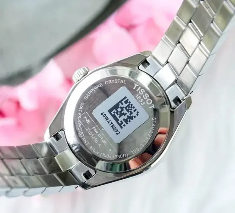 Độ chính xác vượt trội của bộ máy quartz giúp đồng hồ luôn chính xác, không bị sai lệch.