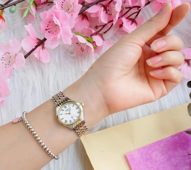 Hình dạng Oval của TISSOT T103.110.22.033.00 làm nổi bật vòng cung mềm mại tạo điểm nhấn thú vị cho chiếc đồng hồ.