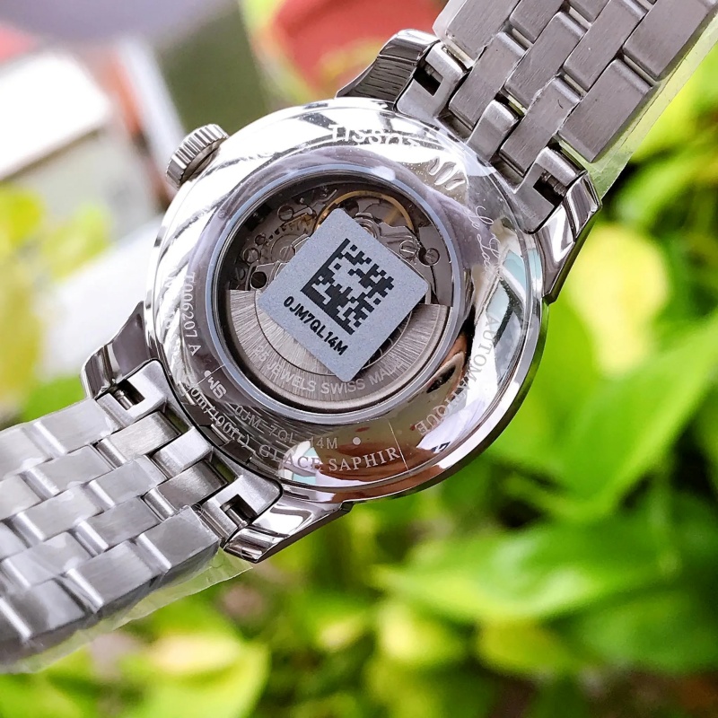 Mặt đáy trong suốt giúp làm nổi bật các chi tiết cơ học tinh xảo.
