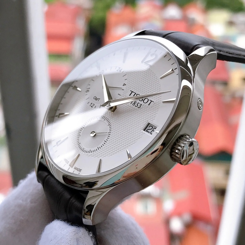 Nhờ vào khả năng chống xước và độ bền cao, kính sapphire sang trọng và tinh tế của chiếc đồng hồ