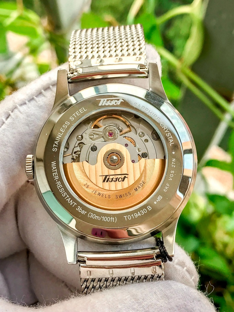 Mặt đáy thường có khắc logo Tissot và thông tin kỹ thuật, làm nổi bật thiết kếcho đồng hồ.