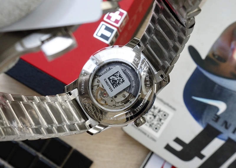 Bộ máy được khắc họa rõ ràng, phản ánh trình độ chế tác tinh vi của Tissot.