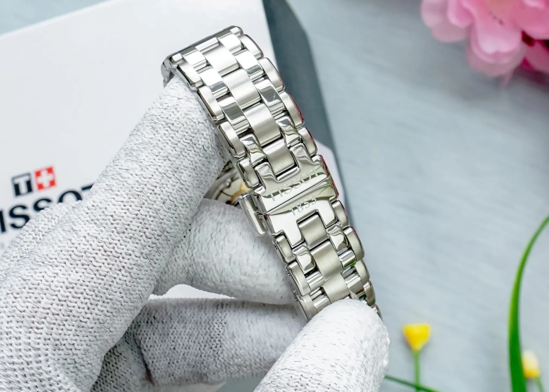 Bộ khóa bướm với nút bấm mở tiện lợi đảm bảo sự an toàn và ổn định khi đeo.