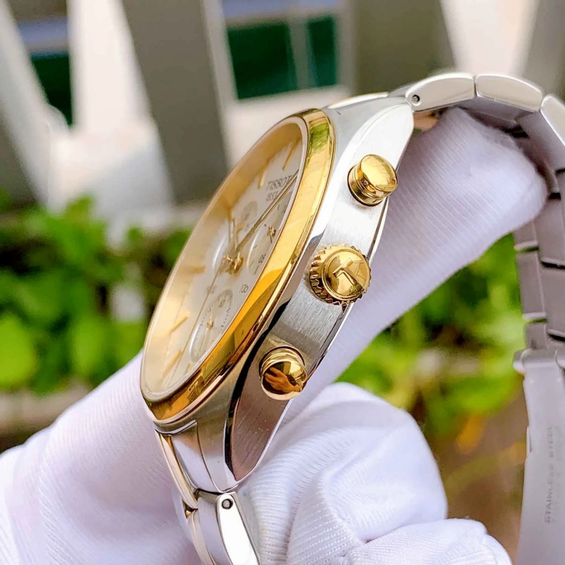 Niềng bezel được mạ PVD màu vàng gold, kết hợp cùng lớp đánh bóng tinh tế.
