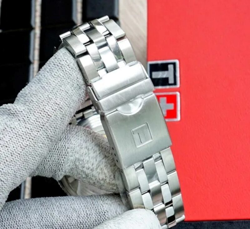 Dây đeo còn được trang bị khóa gập của Tissot, được thiết kế để đảm bảo an toàn.