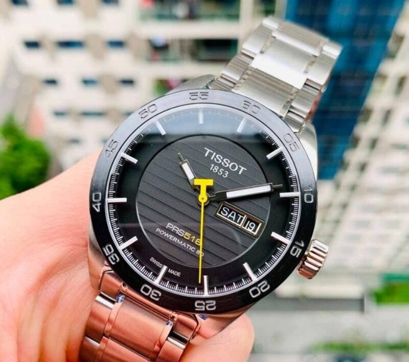 Tissot T100.430.11.051.00 với mặt kính Sapphire, người dùng hoàn toàn yên tâm trong quá trình sử dụng.