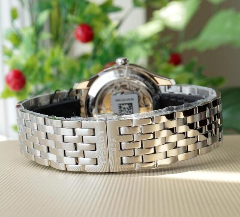 Khóa bướm thiết kế tinh tế chắc chắn giúp việc đeo và tháo dây trở nên thuận tiện hơn.