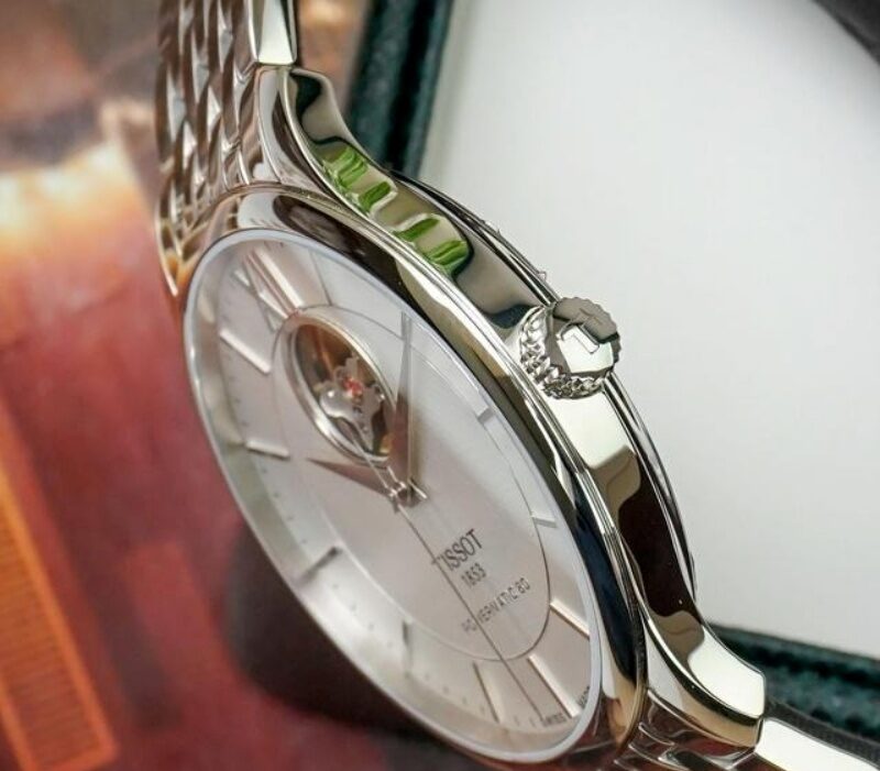 Núm vặn của đồng hồ khắc nổi chữ T làm nổi bật thương hiệu Tissot.