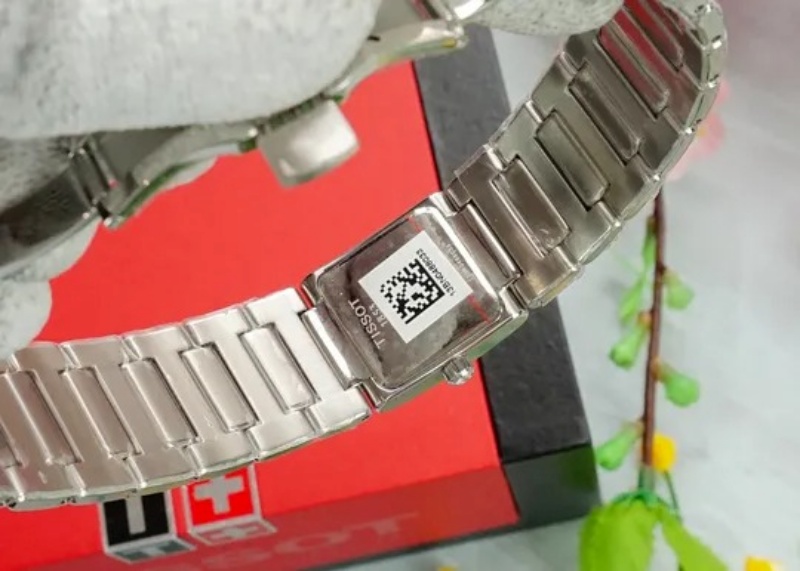 Bộ máy Quartz chính xác ổn định suốt thời gian sử dụng.