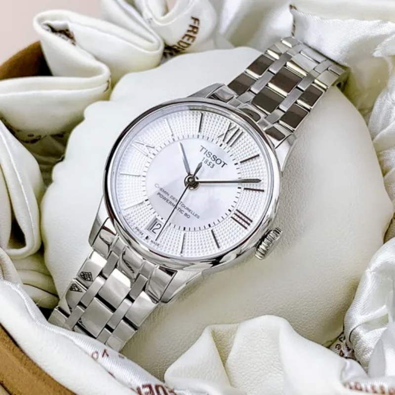 Mặt đồng hồ Tissot T099.207.11.118.00 nổi bật trên nền dial trắng sang trọng.