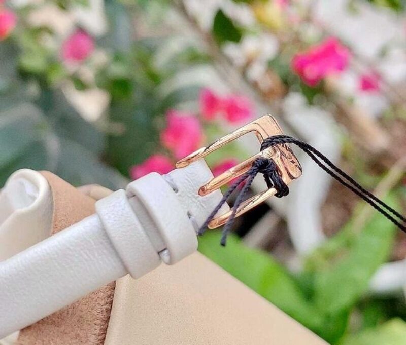 Khóa đảm bảo độ chắc chắn khi đeo, giữ cho đồng hồ luôn vững vàng trên cổ tay.