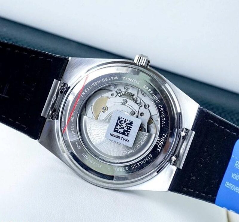 Đồng hồ khả năng chống nước ấn tượng lên đến 100m, mang lại sự yên tâm cho người sử dụng.