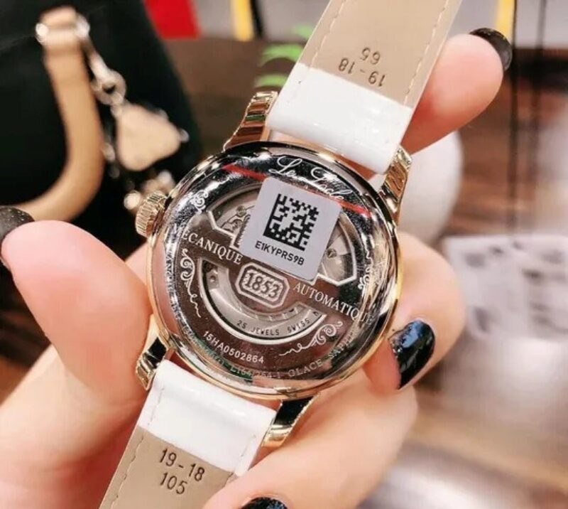 Vỏ máy được làm từ thép không gỉ đảm bảo độ bền cho đồng hồ.