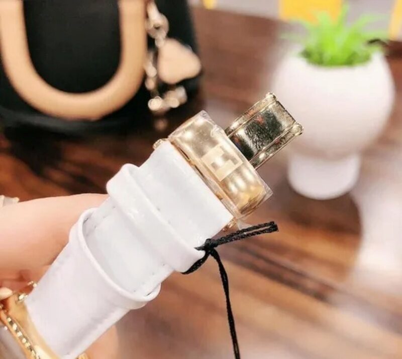 Thiết kế dây da được điều chỉnh tinh tế, ôm sát cổ tay.
