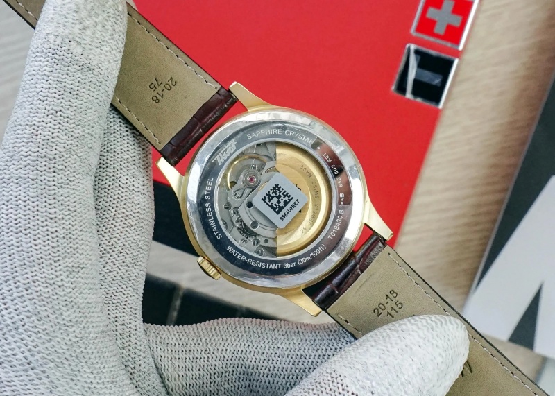 Mặt đáy thường có khắc logo Tissot và thông tin kỹ thuật, làm nổi bật đến chi tiết.