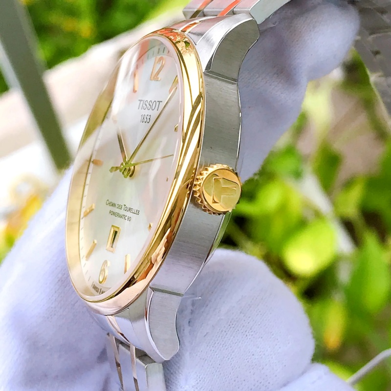 Kính Sapphire giúp bảo vệ mặt đồng hồ khỏi những va chạm và trầy xước.