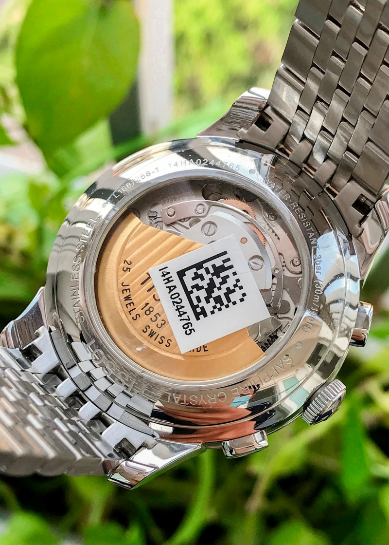 Chất liệu kính sapphire cao cấp được sử dụng để bảo vệ mặt đáy.