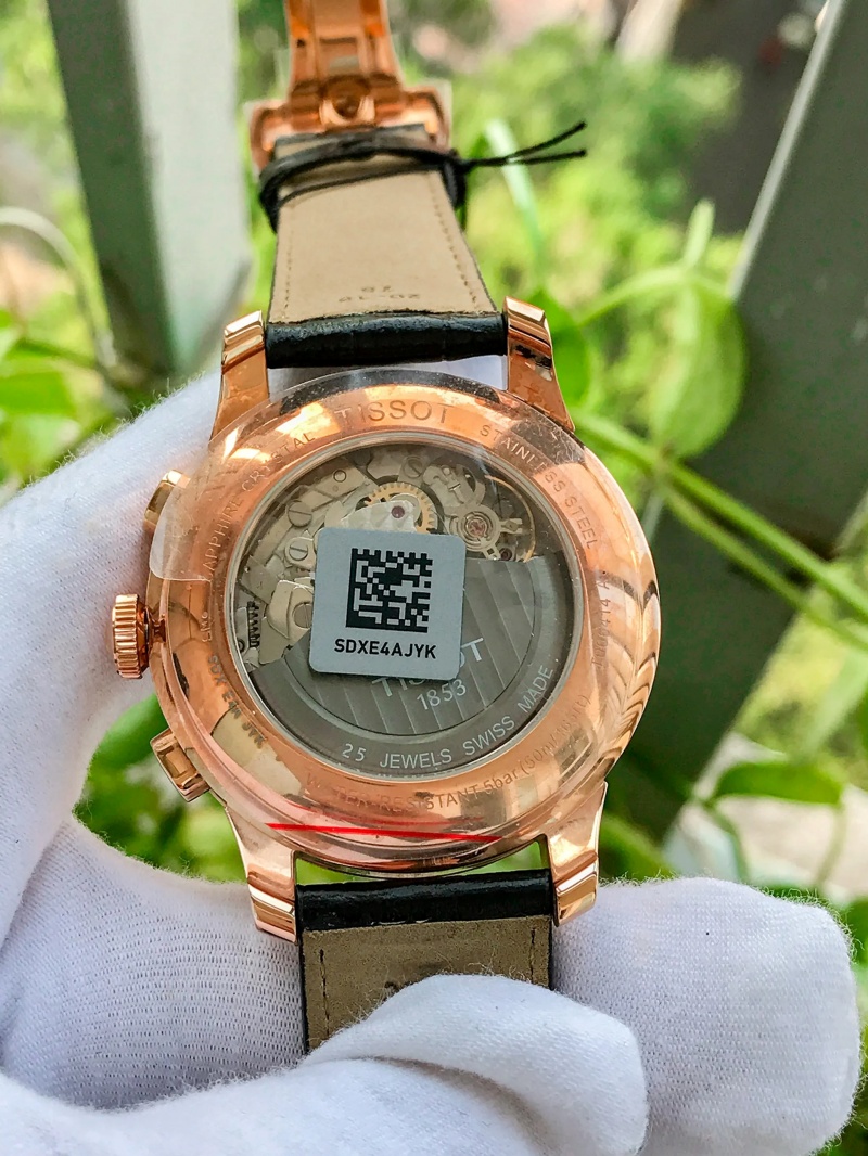 Chiếc đồng hồ mang lại cảm giác hiện đại từ bộ máy Tissot và đồng hồ Thụy Sĩ.