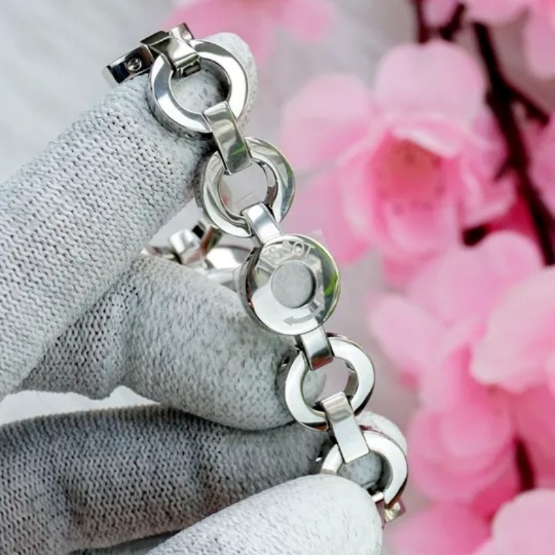 Khóa gập an toàn của đồng hồ thiết kế tinh tế, dễ dàng sử dụng chắc chắn trên cổ tay.