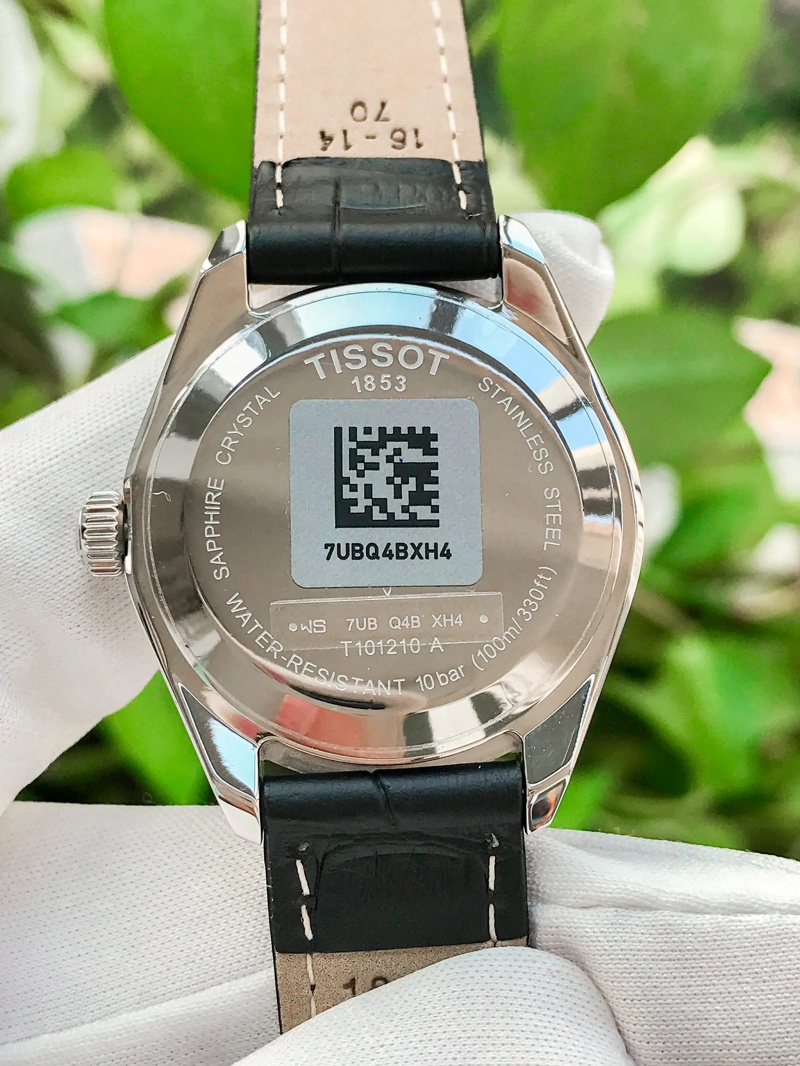 Bộ máy quartz chính xác và tuổi thọ pin dài lâu, thường từ 2 đến 5 năm. 