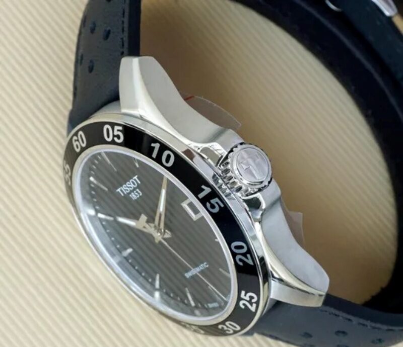 Kính sapphire giữ cho chiếc đồng hồ luôn sáng bóng, bền đẹp theo thời gian.