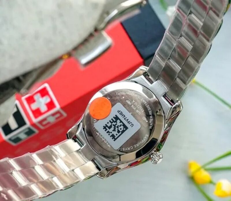 Việc sử dụng bộ máy Quartz đảm bảo đồng hồ luôn giữ được thời gian chính xác.