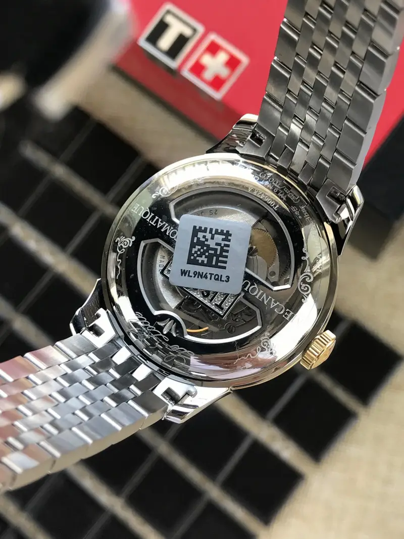 Đồng hồ được trang bị bộ máy Automatic