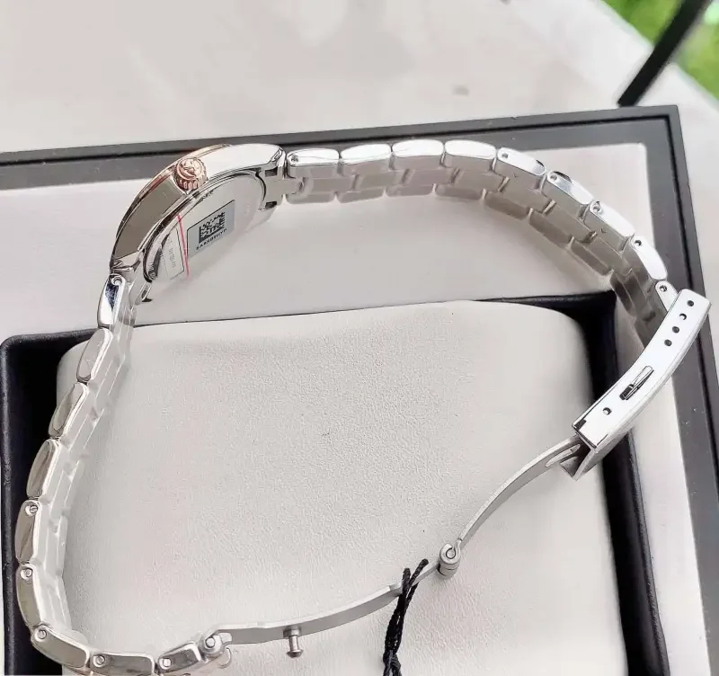Mặt đáy của đồng hồ