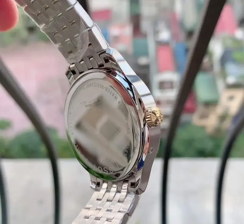 Mặt đáy của đồng hồ