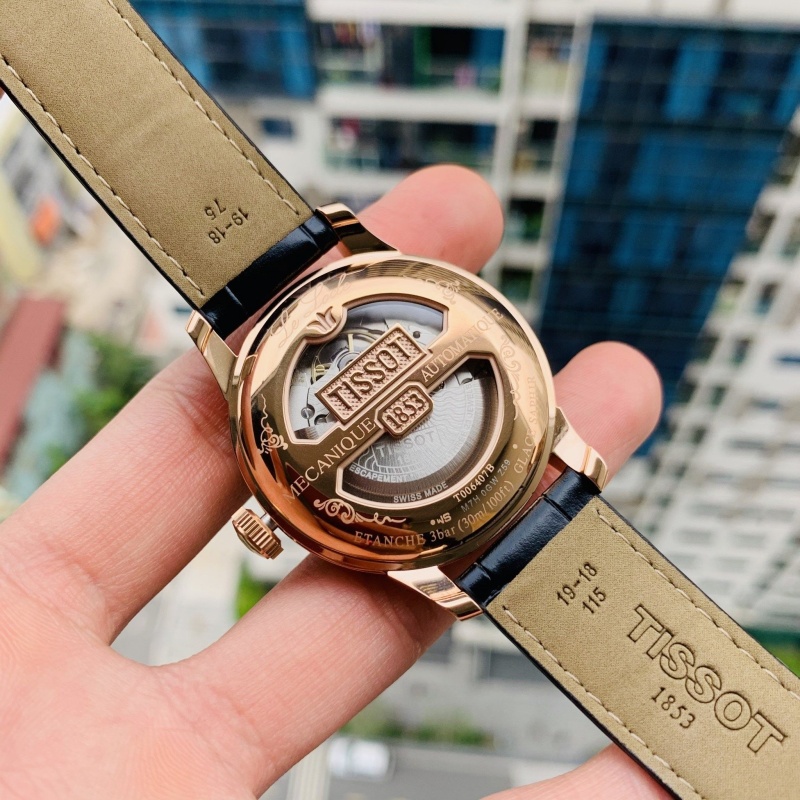 Mặt đáy của đồng hồ 
